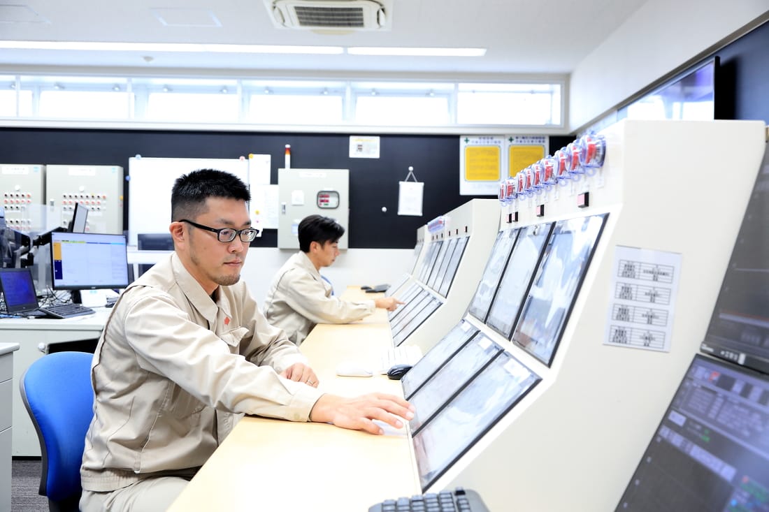 四国化成の制御室